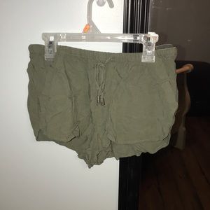 Flowing shorts with waist tie